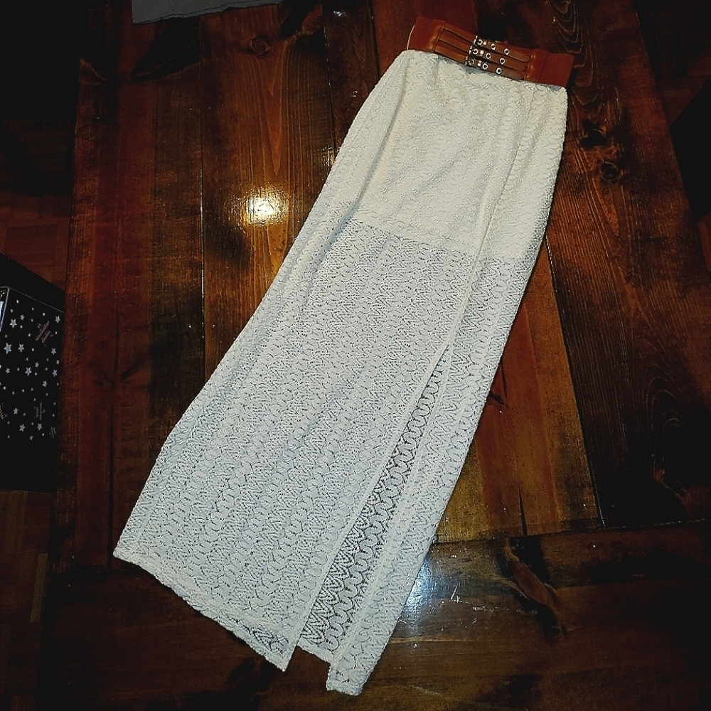 𝅺White lace maxi skirt with brown belt